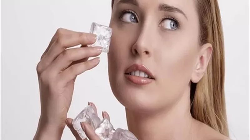 مكعبات الثلج .. روتين طبيعي لإشراقة البشرة