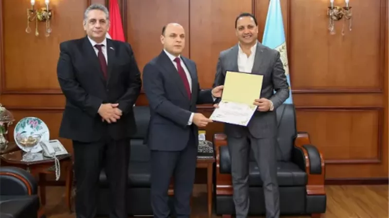 رئيس جامعة كفر الشيخ يشيد باساتذة كلية الطب