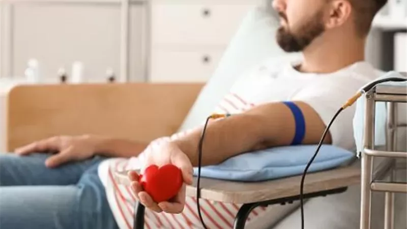 التبرع بالدم .. عمل إنساني وصحي في آن واحد