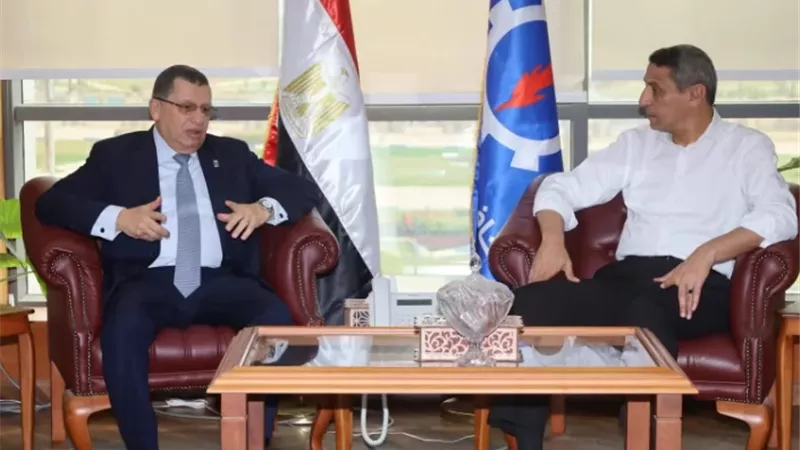محافظ السويس يلتقي وفد مجموعة مستشفيات كليوباترا