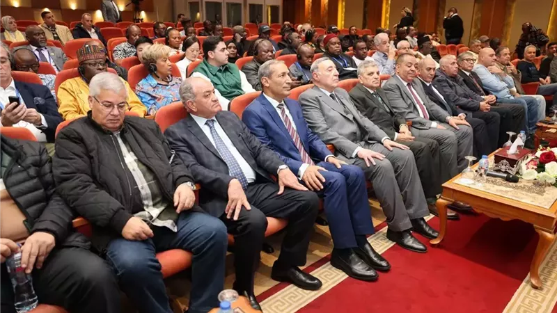أسامة ربيع يهدي درع قناة السويس إلى رئيس المحكمة الدستورية العليا