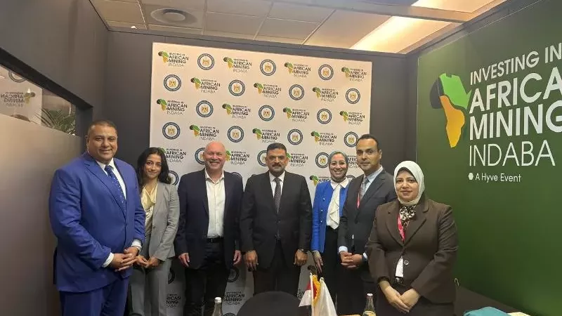 وفد البترول يلتقي المستثمرين في جناح التعدين المصري بمؤتمر إندابا