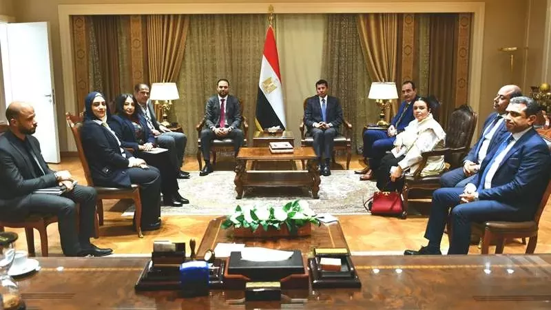 وزير الشباب والرياضة يناقش خطة تشغيل المدرسة الدولية الرياضية