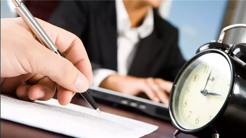 بيان حكم الانشغال في وقت العمل الرسمي بأعمال خاصة