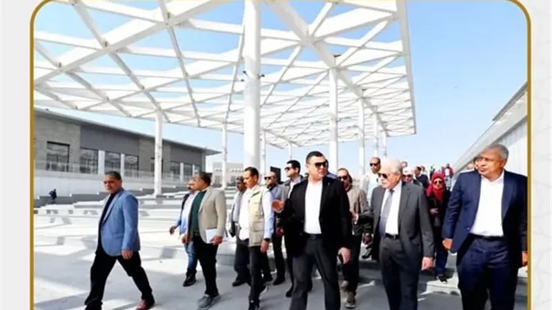 وزير الإسكان ومستشار الرئيس يتفقدان موقف مشروع 