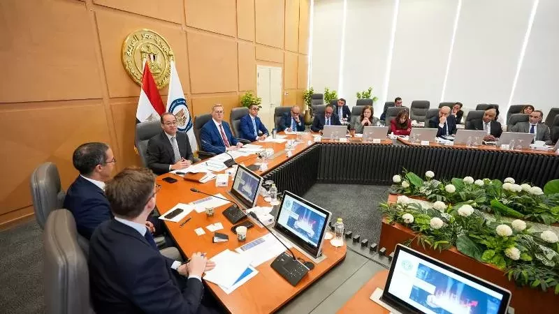 اجتماع مائدة مستديرة موسع للاستثمار والتمويل بقطاع البترول