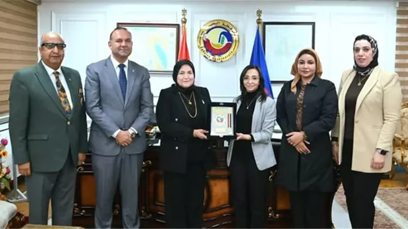 عازر تبحث مع 