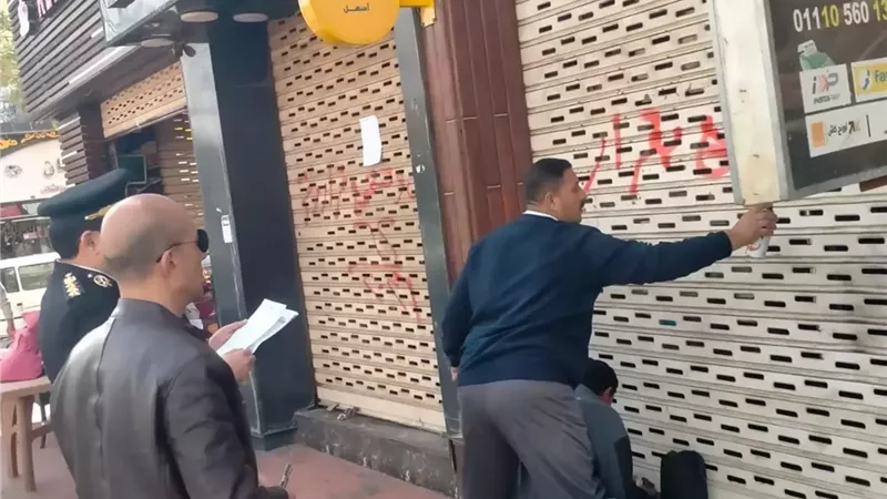 غلق وتشميع 66 محلًا مخالفًا بمدينة الشيخ زايد .. صور