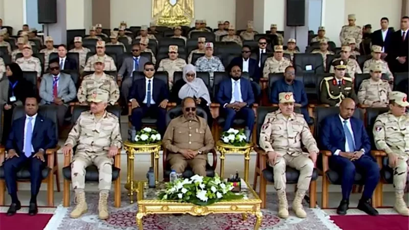 الرئيس الصومالي ووزير الدفاع يشهدان اصطفاف القوات المصرية المشاركة ببعثة الاتحاد الافريقي