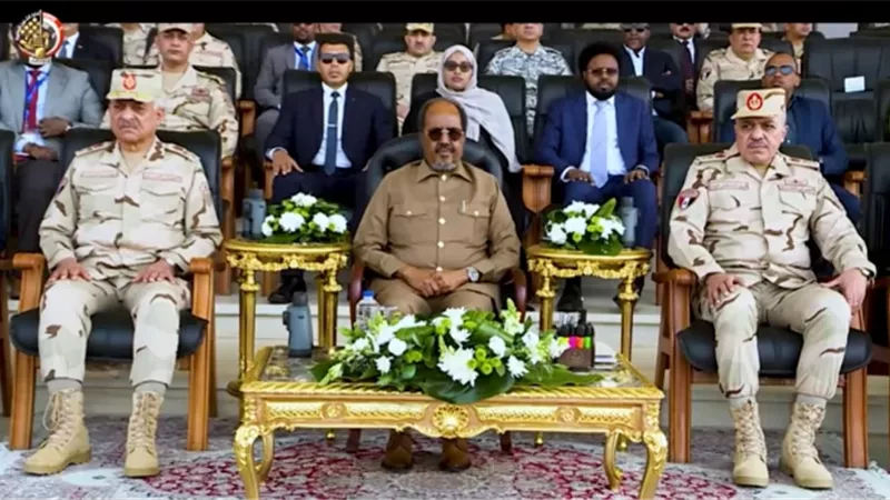 رئيس الصومال ووزير الدفاع يشهدان إصطفاف القوات المصرية المشاركة ببعثة الإتحاد الأفريقى