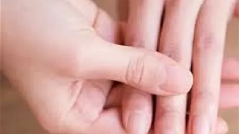 علامة خفية على اليدين تكشف سرطان الرئة مبكرًا