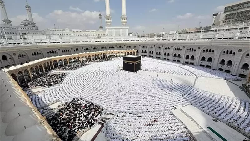 جموع المصلين يؤدون صلاة الاستسقاء بالمسجد الحرام