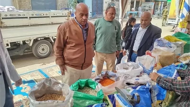 رئيس مركز الزينية يفتتح معرض 