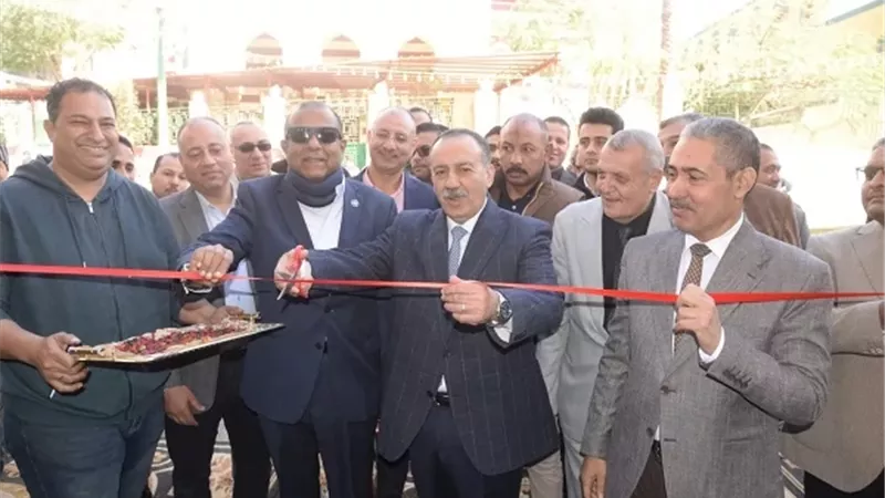 محافظ أسيوط يفتتح معرض 