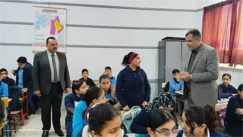 مدير تعليم دمياط يفاجئ مدارس كفر البطيخ ويشيد بإنتظام الدراسة