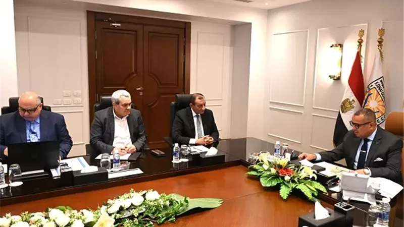 محافظ جنوب سيناء يبحث تطوير ساحات الشاحنات بطابا ونويبع