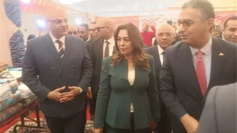 وزيرا التموين والتنمية المحلية ومحافظ القليوبية يفتتحون معرضي 
