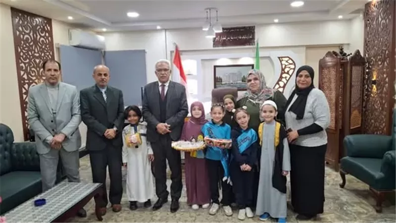 طلاب الإسماعيلية يهنئون وكيل الوزارة بحلول شهر رمضان المبارك
