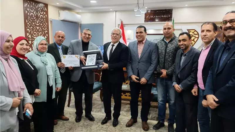 الإسماعيلية تكرم اسماعيل محسن مدير التعليم العام بعد مسيرة عطاء