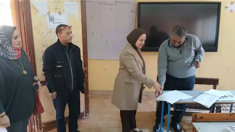 أبو كيلة تشدد على حسم الغياب ورفع مستوى القراءة والكتابة بالفصول