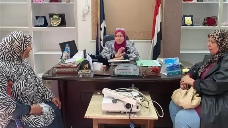 وكيل وزارة التعليم بالسويس تواصل لقاءاتها اليومية