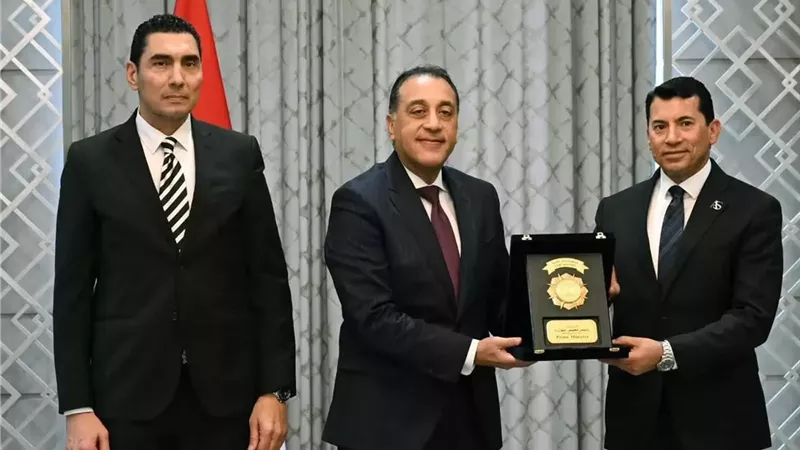 رئيس الوزراء يكرم اشرف صبحي بحضور جوهر نبيل