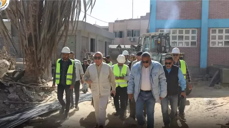 رئيس مياه المنيا يتفقد مشروعات مياه حياة كريمة