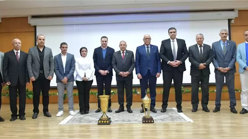 محافظ بورسعيد يُكرم هوكي بورفؤاد لفوزهم ببطولة إفريقيا
