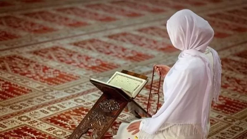 بيان الحكم الشرعي في صلاة المرضع حال تعذر تبديل الثياب