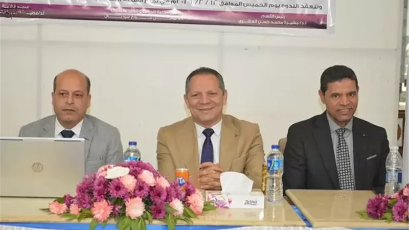 رئيس جامعةدمياط يشهد ندوة البحوث الكيفيةوالكميةبالعلوم الإجتماعية