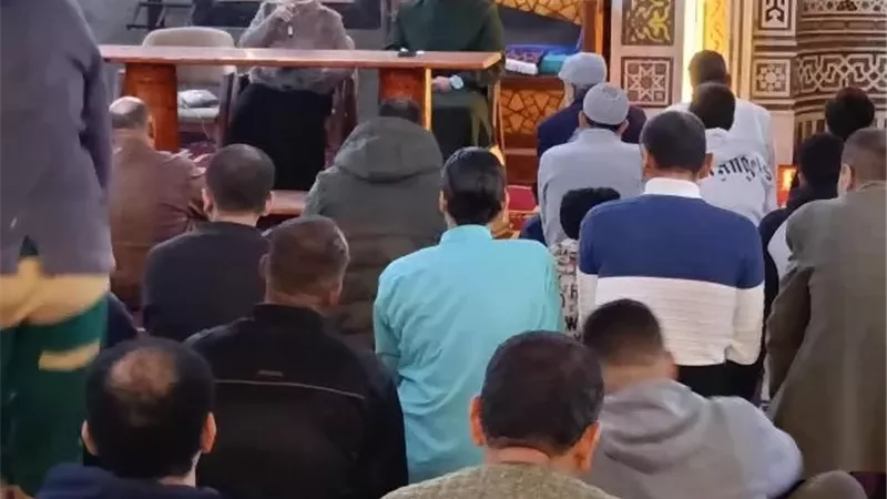 ٢٤ سفينة و ٦٩٤٤ شاحنة علي أرصفة ميناء دمياط