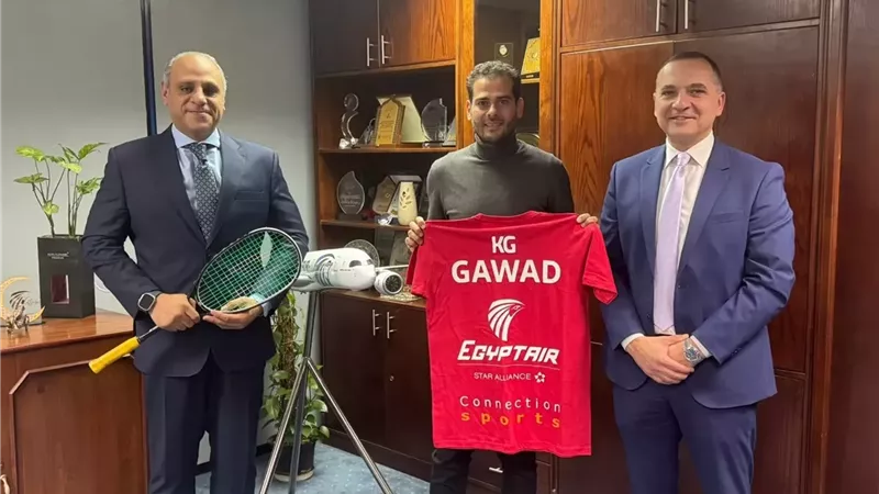 مصر للطيران ترعى بطل الاسكواش العالمي .. كريم عبد الجواد