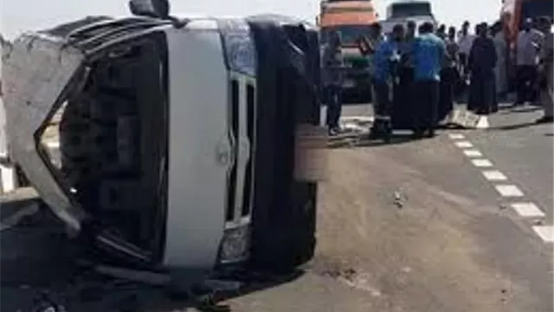 مصرع وإصابة 26 إثر انقلاب ميكروباص على طريق إسماعيلية الصحراوى