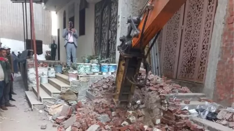 إزالة ٧ حالات غلق طرق عمومية وإحباط تعديات بالبناء فى المدينة