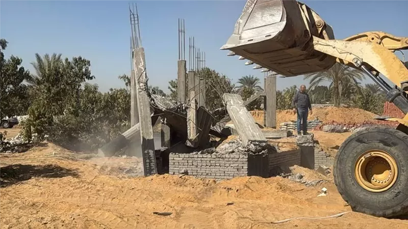 رئيس الجهاز: إزالة تعديات على 8 أفدنة بالعبور الجديدة .. صور