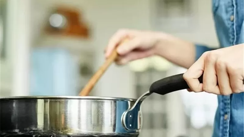 احذر .. 5 أطعمة تصبح سامة عند إعادة تسخينها