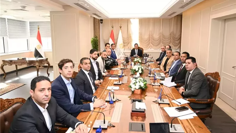 وزير الشباب يناقش استعدادات تنفيذ ماراثون المتحف الكبير