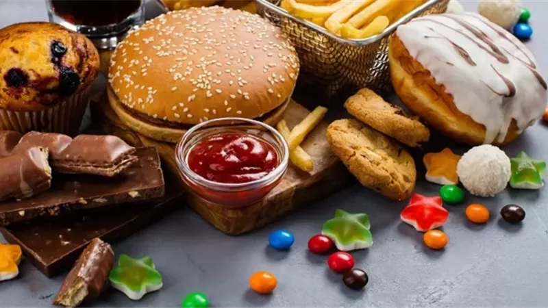 خطر خفي على صحتك .. الأطعمة المصنّعة التي يجب تجنبها