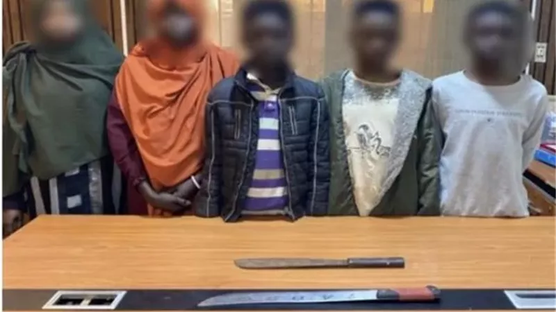أفارقة يعتدون بأسلحة بيضاء على صاحب صالون حلاقة بالمنيرة
