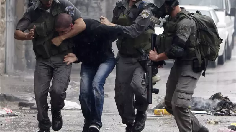 الاحتلال يشن حملة دهم واعتقالات في الضفة والقدس