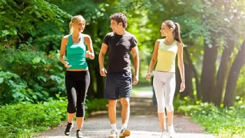 المشي بعد الأكل .. عادة بسيطة لتحسين الهضم وتقليل الانتفاخ