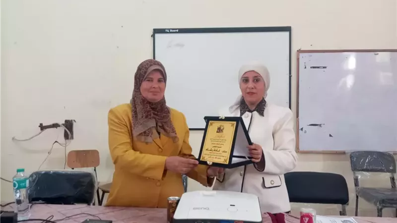مستشار الفلسفة تدشن مبادرة توعوية بالإسماعيلية..صور