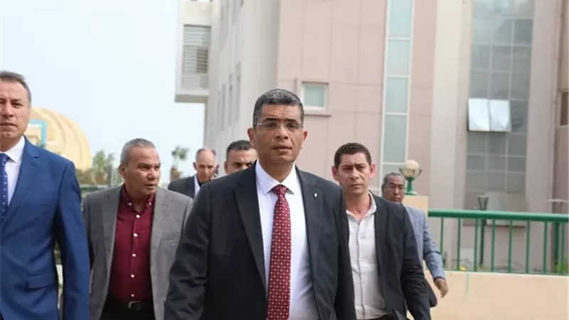 محافظ البحر الأحمر يتفقد إدارات الديوان العام في أول أيام عمله