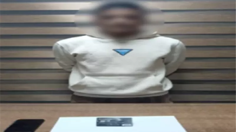 سقوط عنصر جنائي استولى على هاتف وبطاقة بنكية من طالب في الجيزة