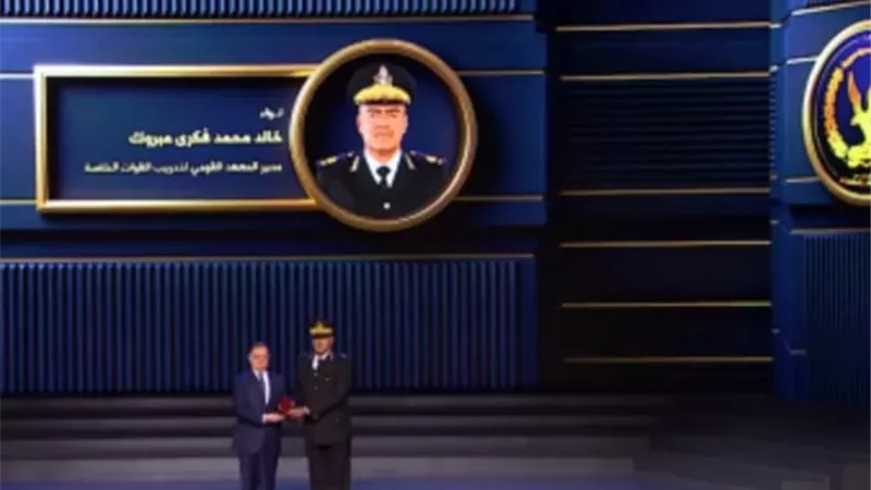 وزير الداخلية يُكرم أسر الشهداء والمصابين والمتميزين بأنواط التقدير