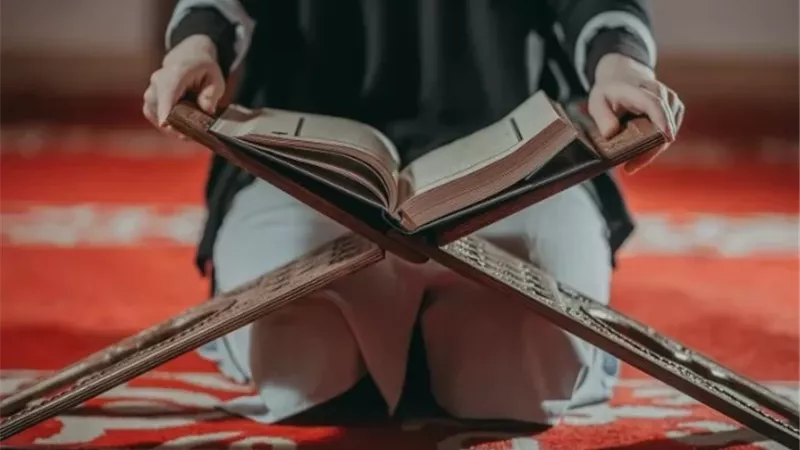 هل يجوز للحائض حمل المصحف الشريف في حقيبة اليد.. الإفتاء ترد