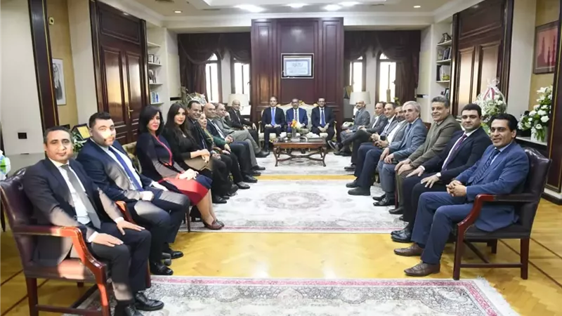 وزير الدولة للإعلام يعقد إجتماعاً مع نقيبي الصحفيين والإعلاميين