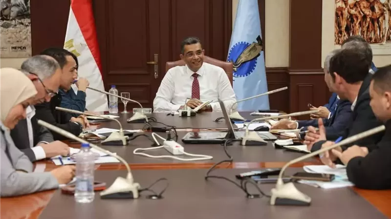 محافظ البحر الأحمر يتابع تنفيذ مشروعات مياه الشرب والصرف الصحي