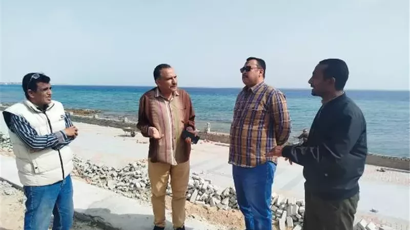 رئيس مدينة سفاجا يتابع ميدانيًا تطوير الواجهة الساحلية للمدينة