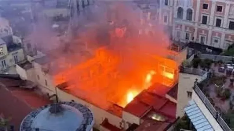 حريق هائل يدمر مسرحا تاريخيا فى نابولى
